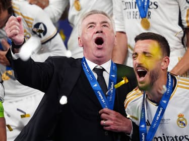 Carlo Ancelotti célèbre le sacre du Real Madrid en Ligue des champions avec ses joueurs, 1er juin 2024