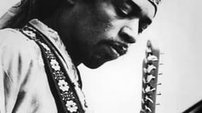 Jimi Hendrix a été désigné mercredi meilleur guitariste de tous les temps par un panel réuni par le magazine Rolling Stone. /Photo d'archives/REUTERS/HO
