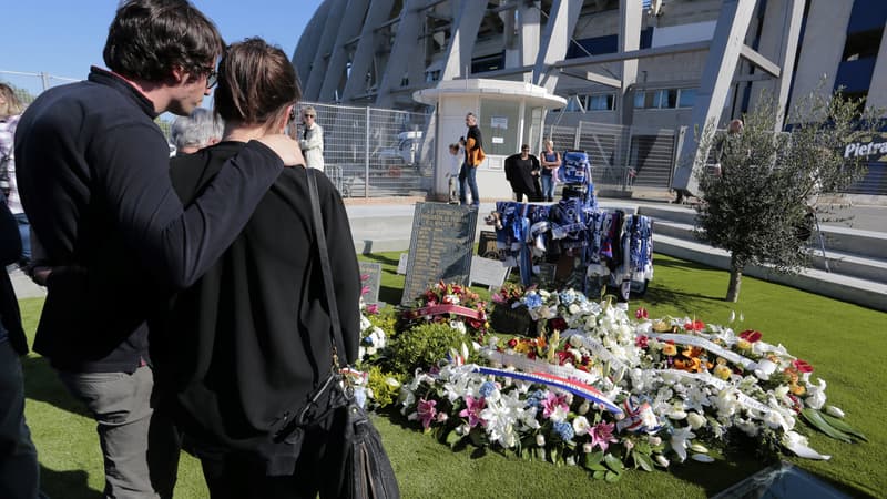 La stèle commémorative aux abords du stade Armand-Cesari