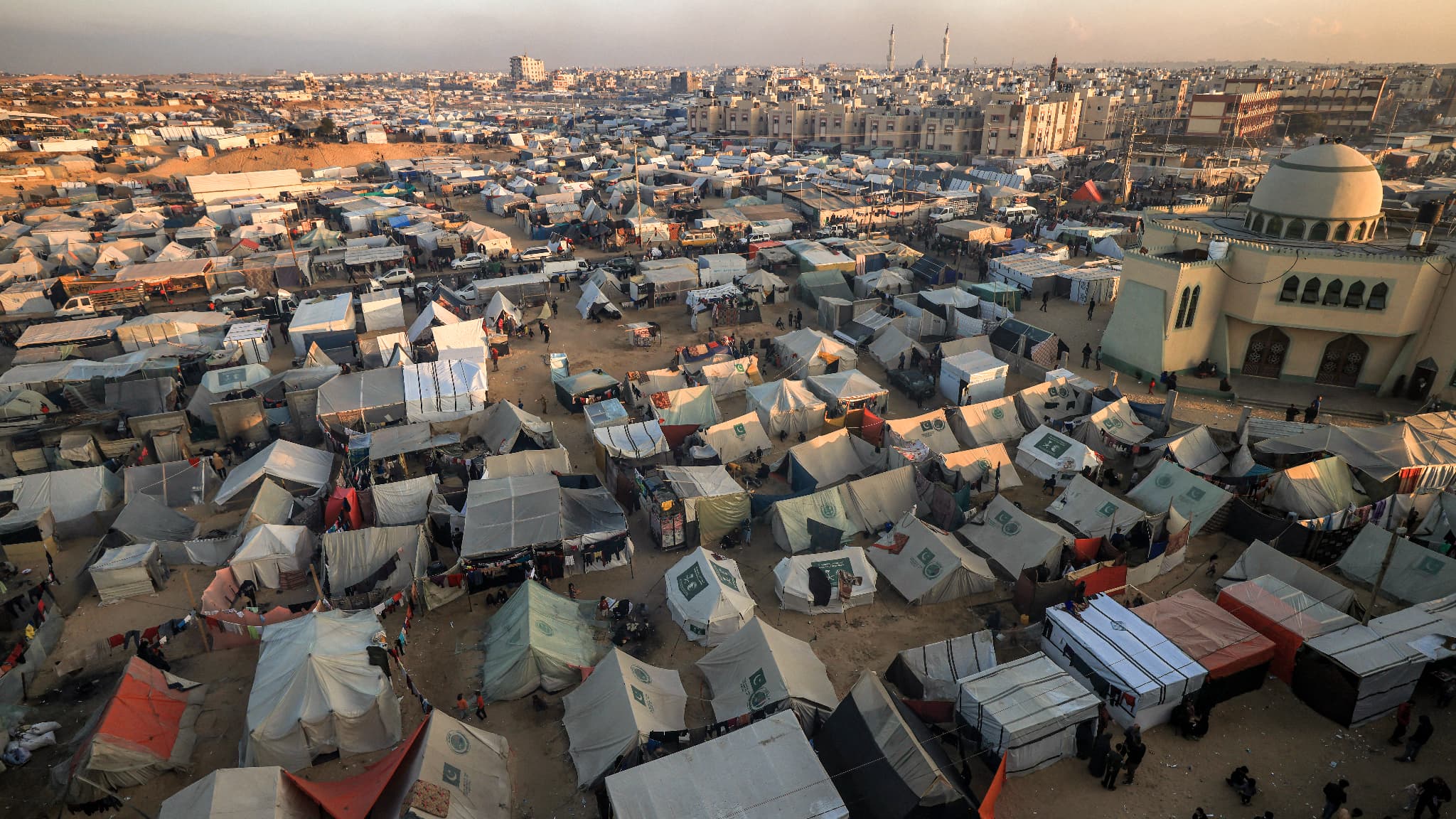 Les tentes d'un camp de déplacés palestiniens à Rafah dans les territoires palestiniens, le 31 décembre 2023