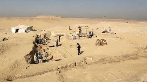Une photographie, fournie par le ministère égyptien des Antiquités le 1er février 2016, montre le site de fouilles d'archéologues tchèques, dans la nécropole des pyramides d'Abousir, près du Caire Une photographie, fournie par le ministère égyptien des Antiquités le 1er février 2016, montre le site de fouilles d'archéologues tchèques, dans la nécropole des pyramides d'Abousir, près du Caire