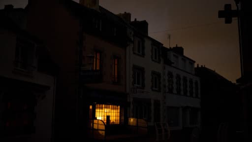 Quelque 90.000 foyers étaient toujours privés d'électricité samedi matin en Bretagne, en raison de la tempête Ulla.