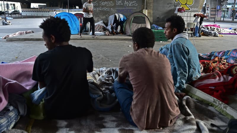 Près d'un millier de migrants vivent à proximité de la porte de la Chapelle. 