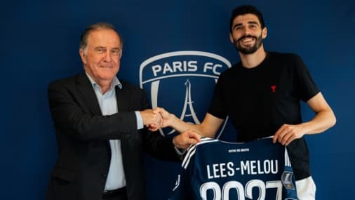 Pierre Ferracci et Pierre Lees-Melous tout sourire au moment de la signature du milieu au Paris FC, le 28 août 2025 Pierre Ferracci et Pierre Lees-Melous tout sourire au moment de la signature du milieu au Paris FC, le 28 août 2025
