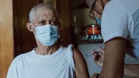 Un homme reçoit une dose de vaccin contre le Covid-19 à Hitiaa, sur l'île de Tahiti le 8 septembre dernier. (PHOTO D'ILLUSTRATION)