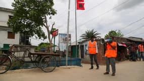 Au Bangladesh, des bénévoles incitent les résidents des zones côtières et quitter leur domicile à l'approche du cyclone Amphan.