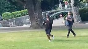 Annecy: Henri, le héros au sac à dos, poursuit l'assaillant