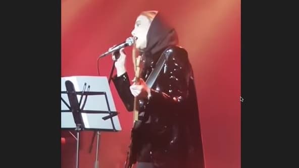 La guitariste Negin Parsa sur scène