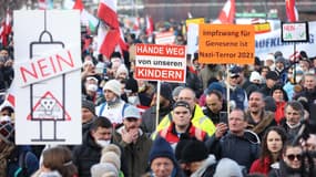 Des milliers de manifestants protestent contre le projet d'obligation vaccinale contre le Covid-19, à Vienne, le 8 janvier 2022.