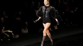 Le top-model britannique Kate Moss présente une création de la collection de l'hiver prochain de Louis Vuitton, vouée aux obscurs objets du désir. /Photo prise le 9 mars 2011/REUTERS/Benoît Tessier