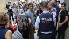 Des officiers de police enregistrent les activités organisées par des parents à une école de Barcelone, le 30 septembre 2017, la veille d'un référendum sur l'indépendance de la région interdit par Madrid. 
