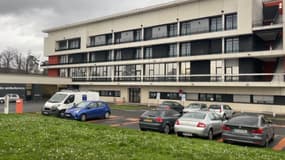 Dans un communiqué, le groupement hospitalier d'Eaubonne-Montmorency explique qu'une partie des effectifs médicaux était mobilisée sur plusieurs urgences vitales au moment du drame.