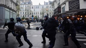 Des manifestants s'opposent aux forces de l'ordre ce vendredi 14 avril à Paris.