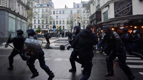 Des manifestants s'opposent aux forces de l'ordre ce vendredi 14 avril à Paris.