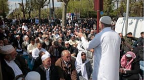 Plus de 300 fidèles musulmans ont prié vendredi sur le trottoir devant la mosquée de Montfermeil, fermée.