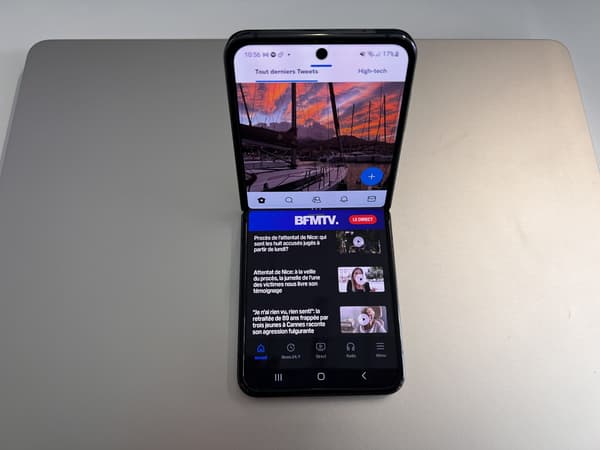 Le Samsung Galaxy Z Flip 4 peut afficher deux applications en même temps. Le Samsung Galaxy Z Flip 4 peut afficher deux applications en même temps.