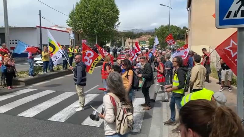 Des manifestants munis de casseroles se sont rassemblés pour l'arrivée du ministre du Travail à La Seyne-sur-Mer.