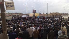 Manifestations de Kurdes de Syrie à Kamishli, dans l'est du pays. Outre les rassemblements de milliers de personnes de la minorité kurde dans l'Est de la Syrie, des manifestations contre le régime du président Bachar al Assad ont éclaté vendredi à travers