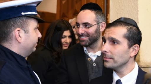 L'enseignant juif victime de l'agression à la machette Benjamin Amsellem (C) et son avocat Fabrice Labi (D) le 14 janvier 2016 à Marseille L'enseignant juif victime de l'agression à la machette Benjamin Amsellem (C) et son avocat Fabrice Labi (D) le 14 janvier 2016 à Marseille