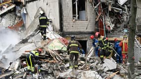 Des pompiers en intervention sur un bâtiment résidentiel après une attaque mortelle de missiles et de drones russes à Kiev (Ukraine) le 31 juillet 2025.