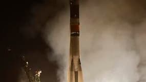 Une fusée Soyouz a décollé mercredi soir de la base de Baïkonour, au Kazakhstan, avec trois astronautes à bord, pour une mission vers la Station spatiale internationale (ISS). /Photo prise le 15 décembre 2010/REUTERS/Sergei Remezov