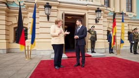 La chancelière allemand Angela Merkel et le président ukrainien Volodymyr Zelensky à Kiev, le 22 août 2021.
