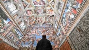 Un visiteur à la chapelle Sixtine au Vatican, le jour de sa réouverture à Rome le 1er février 2021