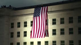 Pour marquer le 18e anniversaire du 11 septembre, un drapeau américain est déployé sur le Pentagone