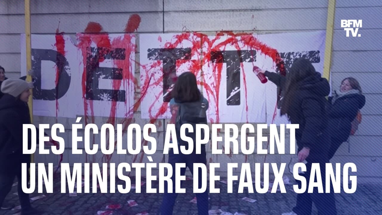 Des militants écologistes aspergent de faux sang et s'enchaînent au