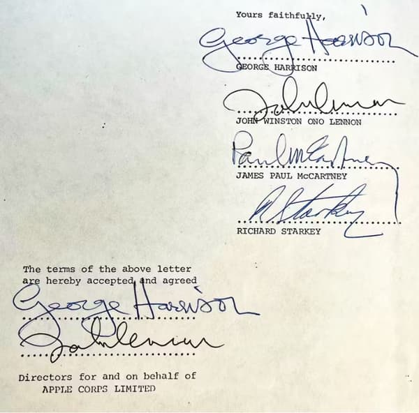 Le document, signé des quatre membres des Beatles, officialisant la dissolution du groupe, en 1974.