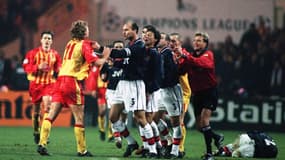 Tony Vairelles expulsé après une grossière simulation de Lee Dixon lors du match de Ligue des champions Arsenal-Lens (0-1), le 25 novembre 1998