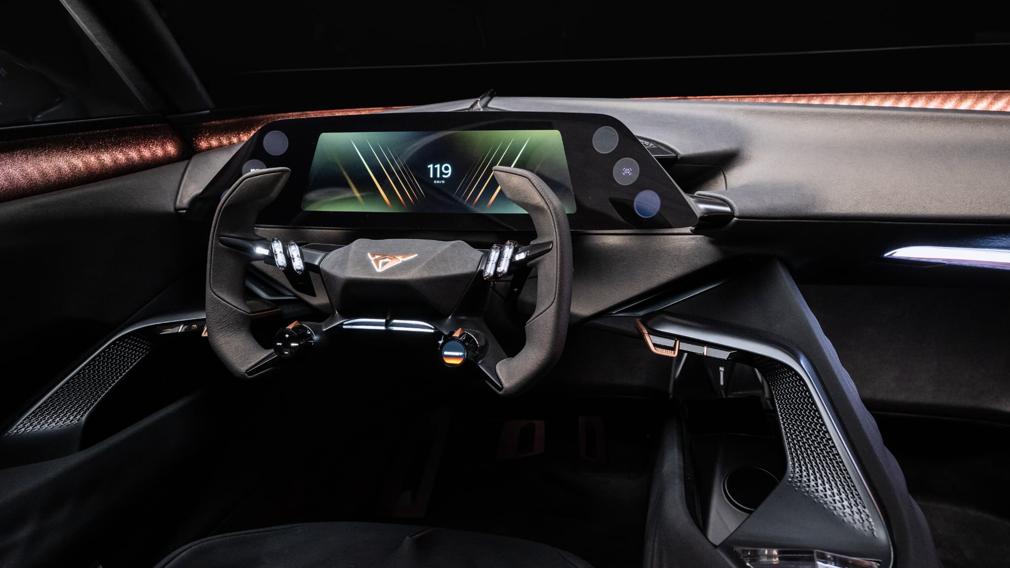 L'intérieur du Cupra Tindaya avec son volant "yoke" et son prisme de verre pour changer d'ambiance. L'intérieur du Cupra Tindaya avec son volant "yoke" et son prisme de verre pour changer d'ambiance.