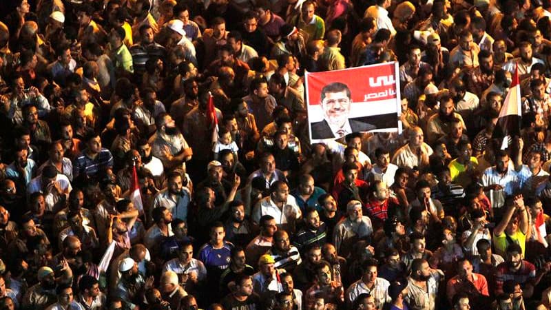 Les Frères musulmans, qui ont poursuivi vendredi leur démonstration de force dans les rues du Caire et les généraux au pouvoir en Egypte pourraient trouver une issue à la guerre des mots qui les oppose par le biais de négociations discrètes engagées en co