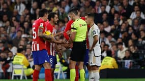 Stefan Savic discute avec l'arbitre lors de Real-Atlético (1-1, Liga), le 4 février 2024