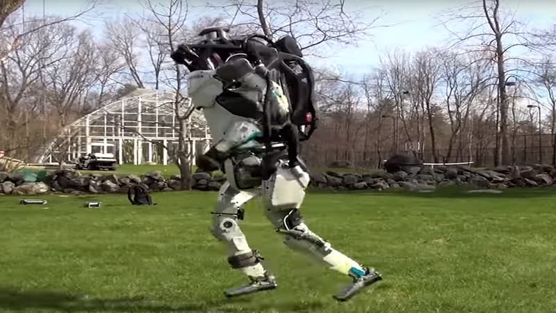 Le robot de Boston Dynamics court d'une foulée régulière et aérienne.