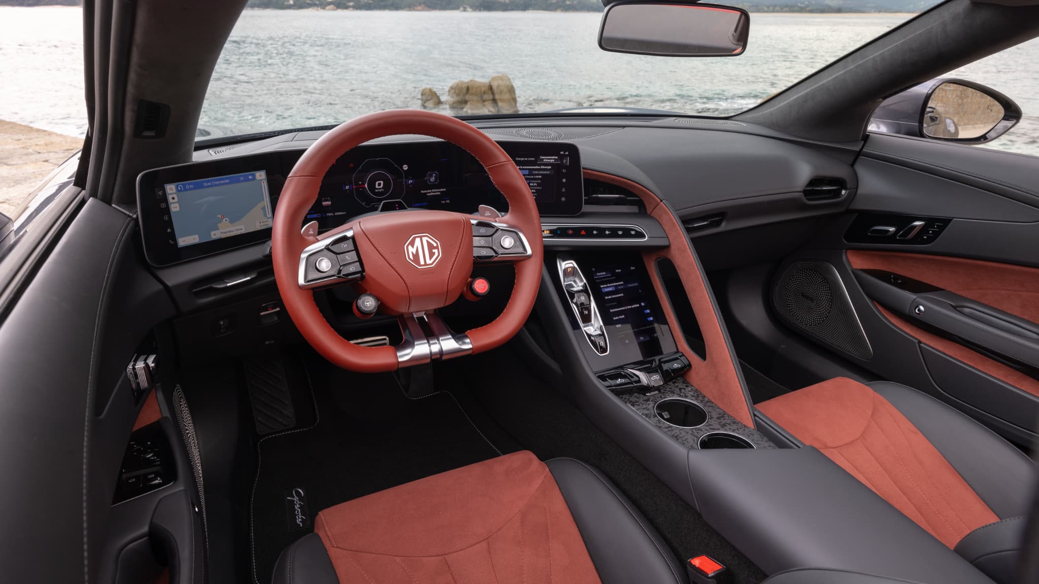L'intérieur offre une jolie présentation avec cette association entre le rouge et le noir, des sièges sport et un combiné quatre écrans, dont trois tactiles.