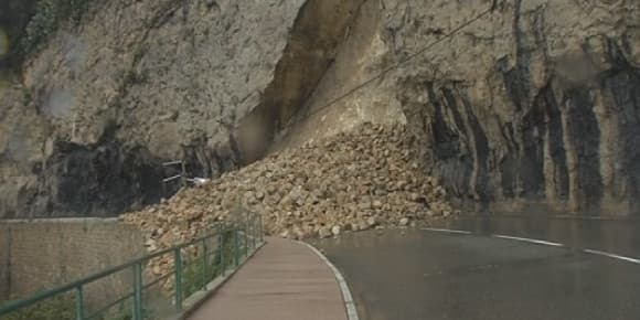 Une route coupée dans les Alpes-Maritimes. Une route coupée dans les Alpes-Maritimes.