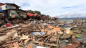 Des maisons détruites après la dépression tropicale Vicky dans la ville de Lapu-Lapu sur l'île de Cebu, aux Philippines, le 19 décembre 2020.