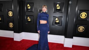 Taylor Swift sur le tapis rouge des Grammy Awards, le 4 février 2024 à Los Angeles