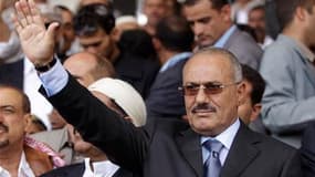 Le président du Yémen, Ali Abdallah Saleh, salue ses partisans lors d'un rassemblement à Sanaa, la capitale, vendredi. Saleh, dont des foules de manifestants réclament depuis janvier le départ immédiat, s'est prononcé en faveur de la tenue d'une élection