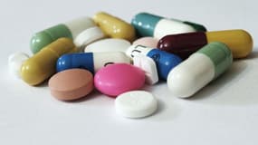 Pilules en vrac figurant de futurs médicaments. (Illustation)