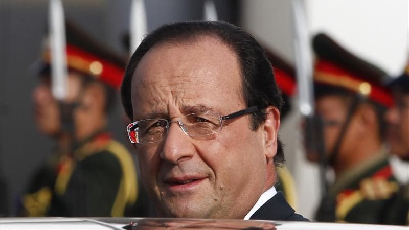 François Hollande, qui donnera mardi prochain la première conférence de presse de son quinquennat, veut être un "interlocuteur direct" pour les Français, désireux selon lui d'un "face-à-face" avec leur président. /Photo prise le 5 novembre 2012/REUTERS/Su