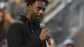 Gaël Monfils s'adresse au public après son forfait.