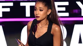 Ariana Grande reçoit le prix du meilleur artiste de l'année le 20 novembre 2016.
