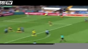 Un ramasseur de balle célèbre un but avec les joueurs