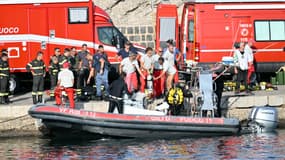 Des plongeurs des Vigili del Fuoco sur un petit bateau à Porticello, près de Palerme, le 20 août 2024, un jour après le naufrage du yacht de luxe Bayesian. 