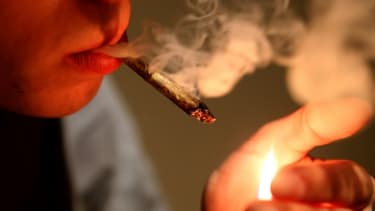 Un jeune fumeur de cannabis à Charleville-Mézières le 13 avril 2016