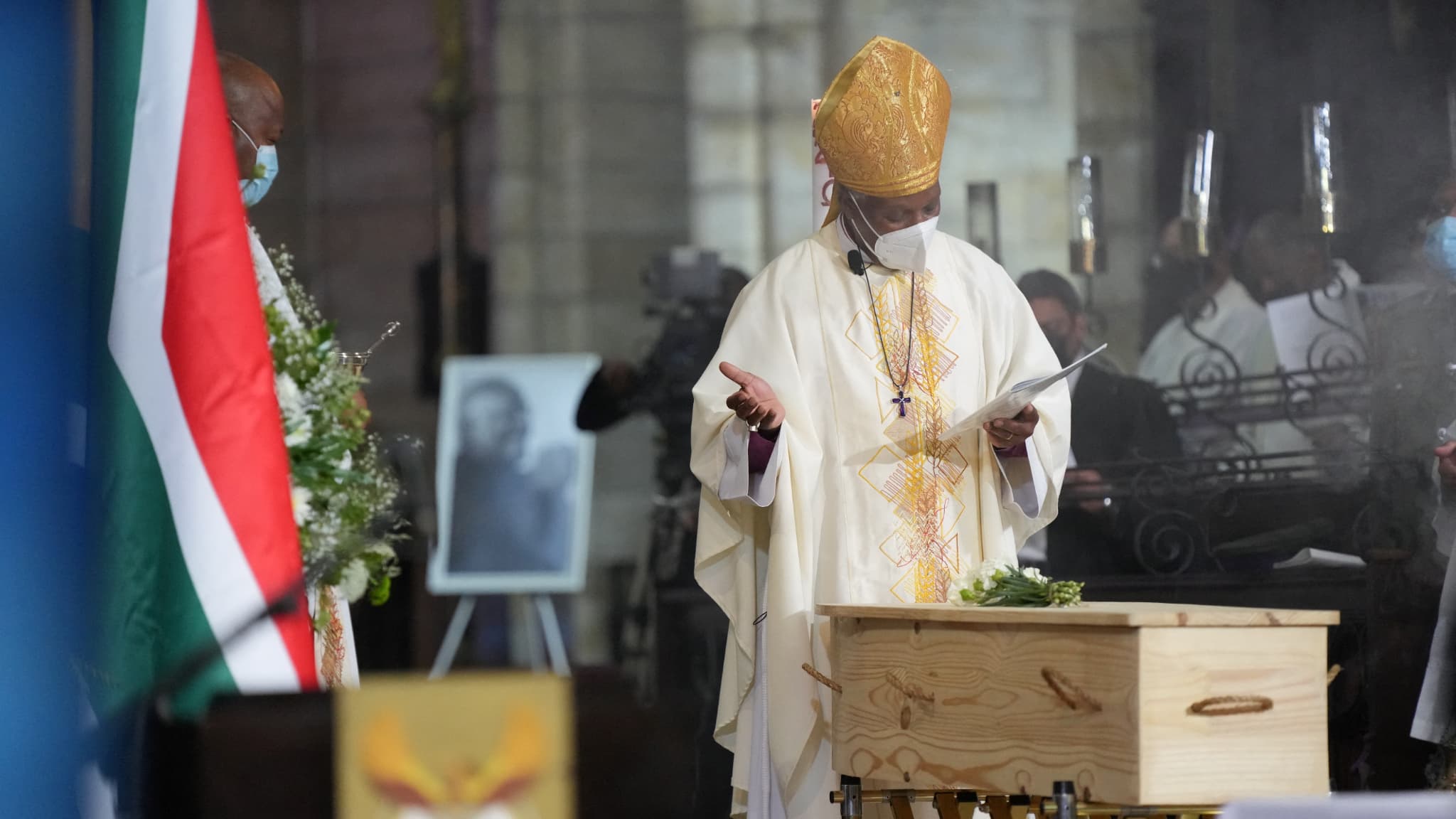L'archevêque du Cap lors d'un rite religieux en hommage à Desmond Tutu pour ses obsèques au Cap en Afrique du Sud, le 1er janvier 2022