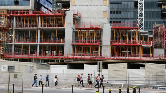 Dans les activités de construction, le repli a été de 5% sur les six premiers mois de l'année.