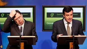 Le Premier ministre irlandais, Brian Cowen (à gauche) à côté du ministre des Finances, Brian Lenihan. L'Union européenne et le Fonds monétaire international ont accepté dimanche de venir en aide à l'Irlande pour lui permettre de redresser ses comptes publ